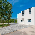 Stunning Home In Grubine Grubine