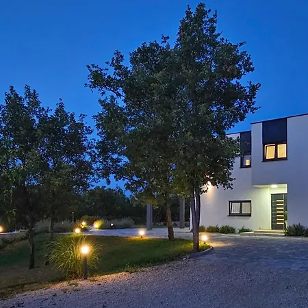 Stunning Home In Grubine